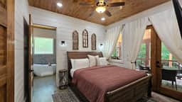 Bella Luna Cabin | Charming Pickleball Retreat with Chef's Kitchen & Hot Tub