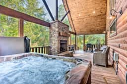 Romantic King Retreat:HotTub-Firepit-Deck-Dogs-Sleeps4