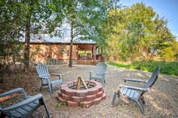 Romantic King Retreat:HotTub-Firepit-Deck-Dogs-Sleeps4