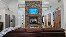 Romantic King Retreat:HotTub-Firepit-Deck-Dogs-Sleeps4