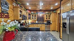 Secluded Mountain Cabin w/Pool Table, Hot Tub, Spa Bath, Arcade, Lake, Casino