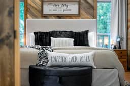 Luxury Romantic Cabin, Hot Tub & Sauna, Swing Bed, Arcade, Lots of Privacy
