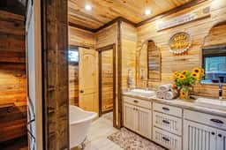 Multi-Family Fun: 4-King w/Ensuites, Shuffleboard, Hot Tub, Firepit-Sleeps 12