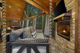Luxury Romantic Cabin, Hot Tub & Sauna, Swing Bed, Arcade, Lots of Privacy