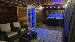 Luxury Romantic Cabin, Hot Tub & Sauna, Swing Bed, Arcade, Lots of Privacy