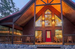 Uncle Buck’s Lodge | 3 King Suites, Pool Table, Playground & Boat Parking
