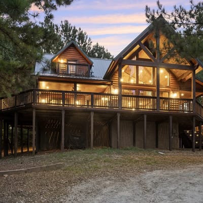 Secluded Mountain Cabin w/Pool Table, Hot Tub, Spa Bath, Arcade, Lake, Casino