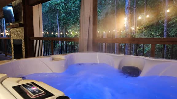 Bella Luna Cabin | Charming Pickleball Retreat with Chef's Kitchen & Hot Tub