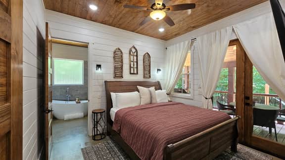 Bella Luna Cabin | Charming Pickleball Retreat with Chef's Kitchen & Hot Tub