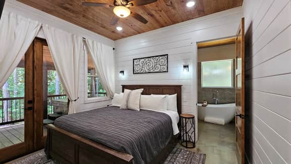 Bella Luna Cabin | Charming Pickleball Retreat with Chef's Kitchen & Hot Tub