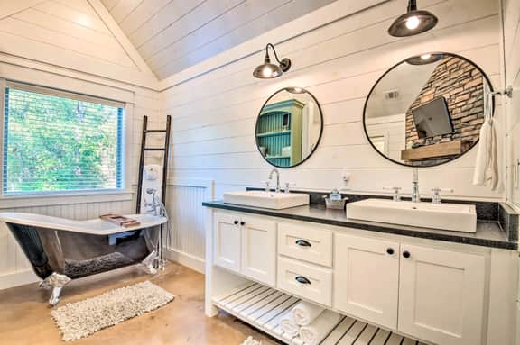 Romantic King Retreat:HotTub-Firepit-Deck-Dogs-Sleeps4