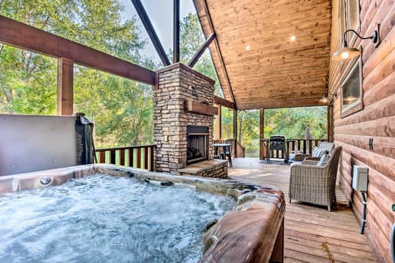 Romantic King Retreat:HotTub-Firepit-Deck-Dogs-Sleeps4