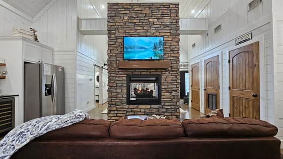 Romantic King Retreat:HotTub-Firepit-Deck-Dogs-Sleeps4