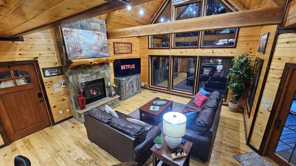 Secluded Mountain Cabin w/Pool Table, Hot Tub, Spa Bath, Arcade, Lake, Casino