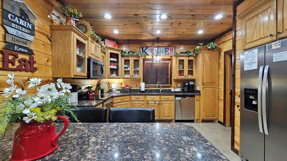 Secluded Mountain Cabin w/Pool Table, Hot Tub, Spa Bath, Arcade, Lake, Casino
