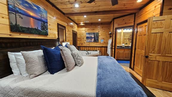 Secluded Mountain Cabin w/Pool Table, Hot Tub, Spa Bath, Arcade, Lake, Casino