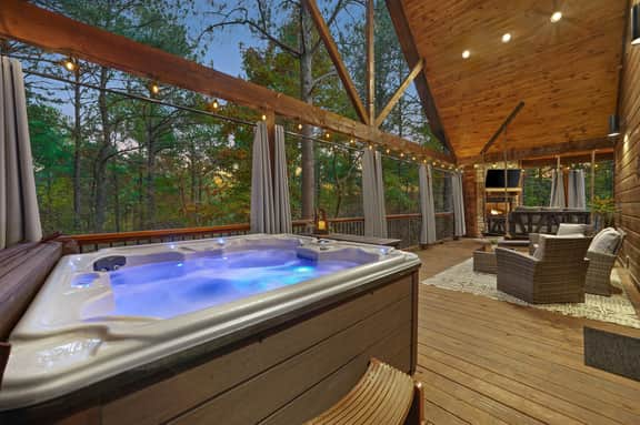 Luxury Romantic Cabin, Hot Tub & Sauna, Swing Bed, Arcade, Lots of Privacy