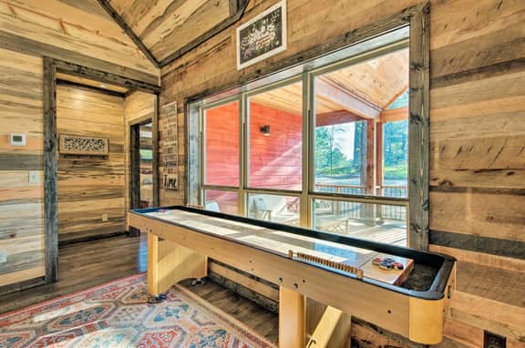 Multi-Family Fun: 4-King w/Ensuites, Shuffleboard, Hot Tub, Firepit-Sleeps 12
