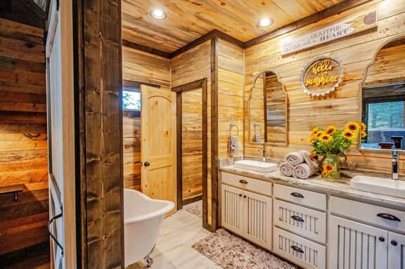 Multi-Family Fun: 4-King w/Ensuites, Shuffleboard, Hot Tub, Firepit-Sleeps 12