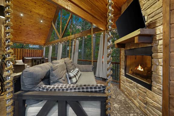 Luxury Romantic Cabin, Hot Tub & Sauna, Swing Bed, Arcade, Lots of Privacy