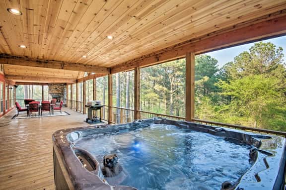 Multi-Family Fun: 4-King w/Ensuites, Shuffleboard, Hot Tub, Firepit-Sleeps 12