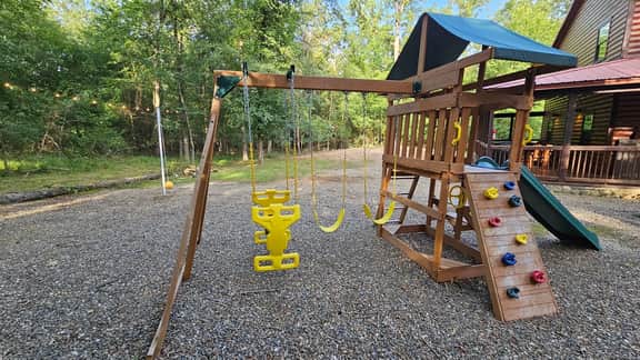 Uncle Buck’s Lodge | 3 King Suites, Pool Table, Playground & Boat Parking