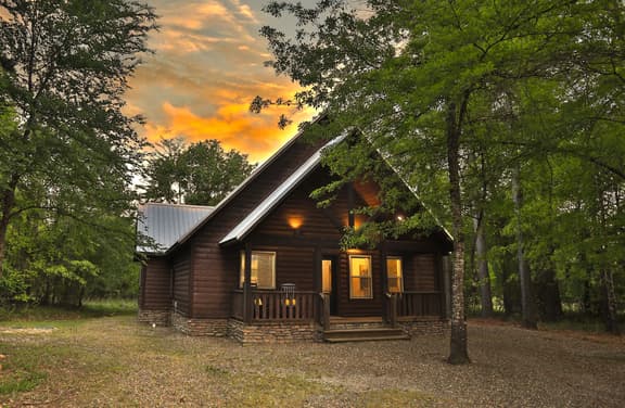 Romantic King Retreat:HotTub-Firepit-Deck-Dogs-Sleeps4