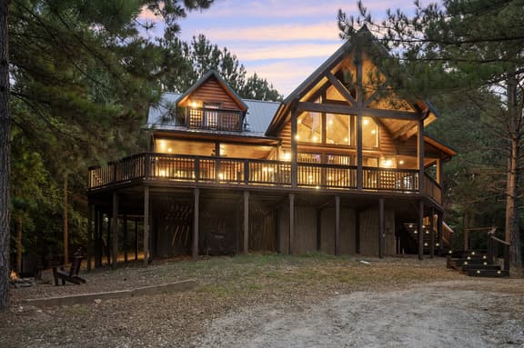 Secluded Mountain Cabin w/Pool Table, Hot Tub, Spa Bath, Arcade, Lake, Casino