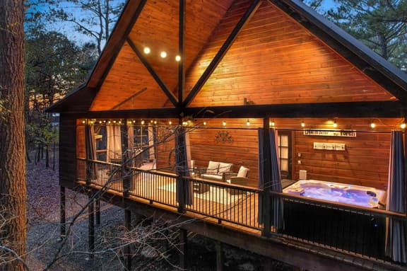 Luxury Romantic Cabin, Hot Tub & Sauna, Swing Bed, Arcade, Lots of Privacy