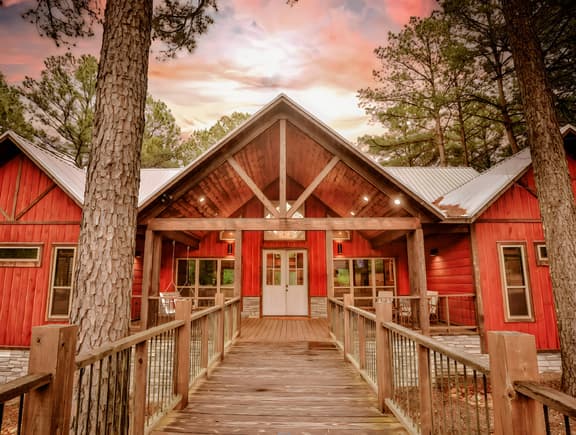 Multi-Family Fun: 4-King w/Ensuites, Shuffleboard, Hot Tub, Firepit-Sleeps 12