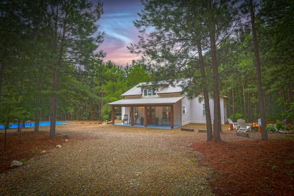 Bella Luna Cabin | Charming Pickleball Retreat with Chef's Kitchen & Hot Tub