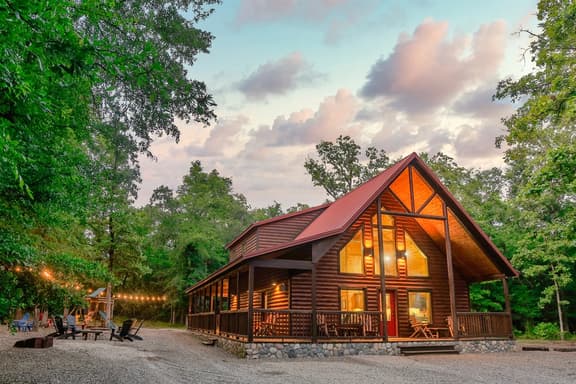 Uncle Buck’s Lodge | 3 King Suites, Pool Table, Playground & Boat Parking